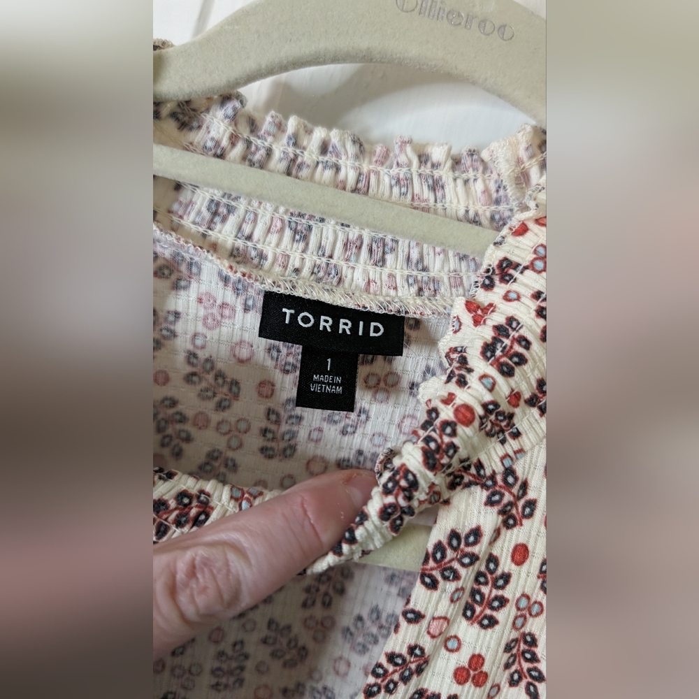 Textured Jersey Choker Neck Smocked Bottom Top TORRID Size 1 - Picture 4 of 8